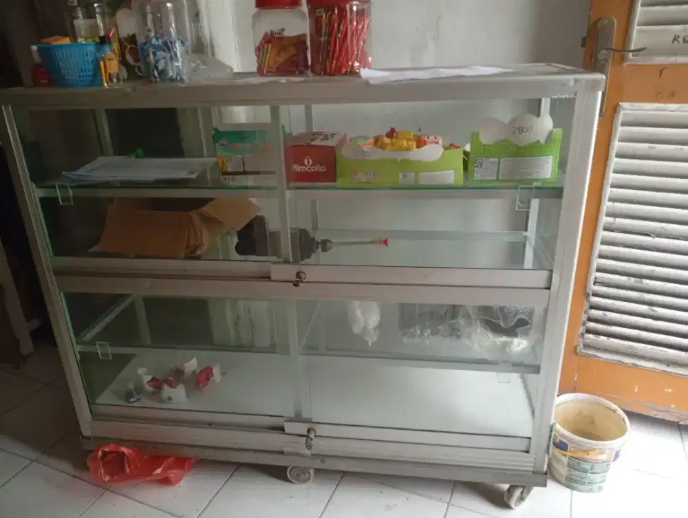 Etalase, meja, kursi all in