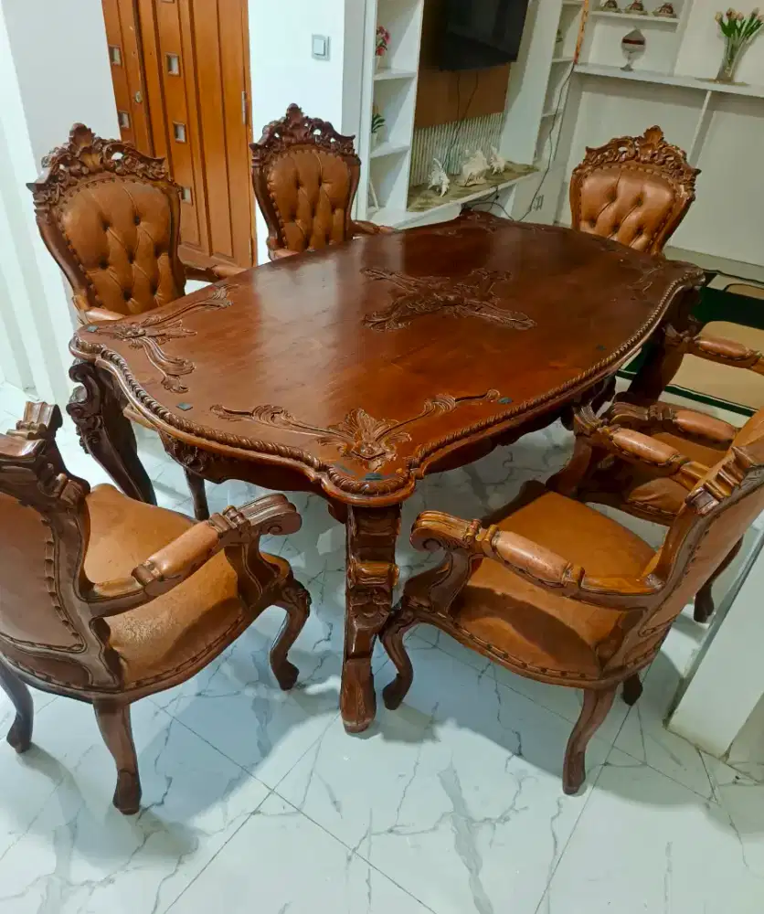 Meja makan jati ukir