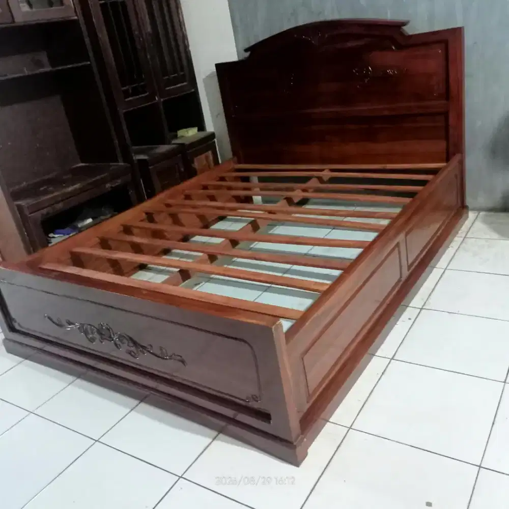Dipan ranjanh tembatbtidur kayu jati bekas bagus