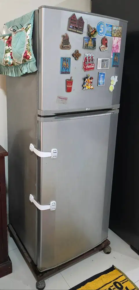 Kulkas LG 2 Pintu atas Freezer bawah Chiller