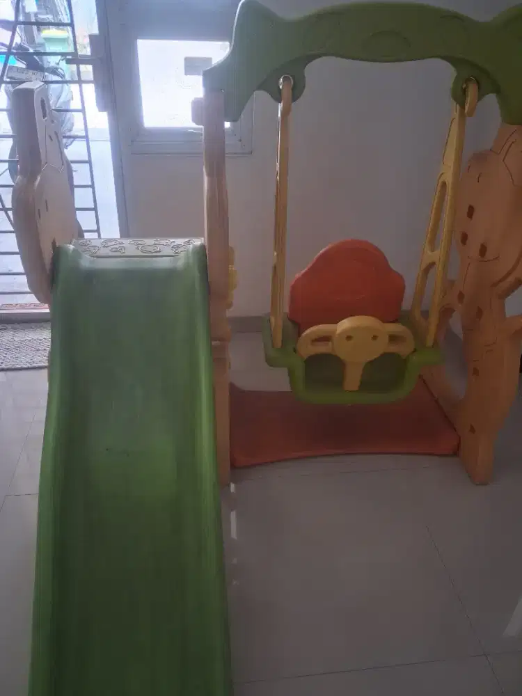 Mainan anak perosotan dan ayunan