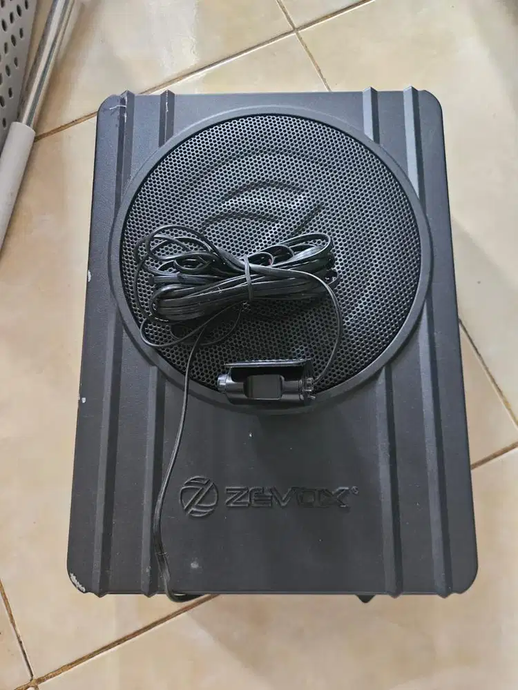 Subwoofer Kolong Zevox