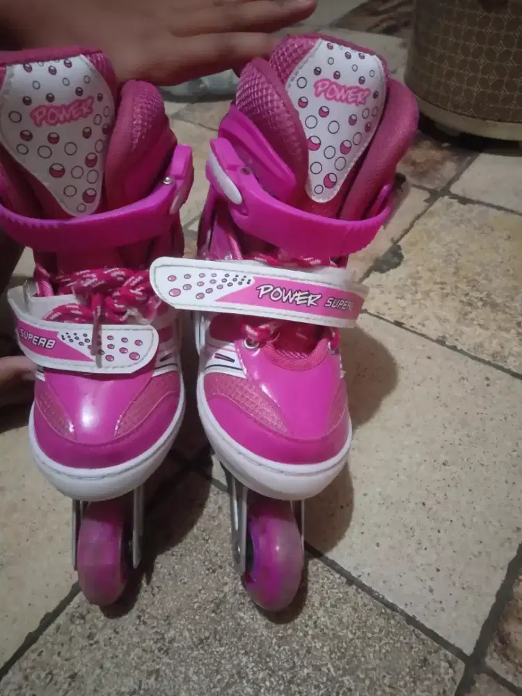 dijual sepatu roda ank kecil cewe ukuran 31 - 34 kondisi msh bagus