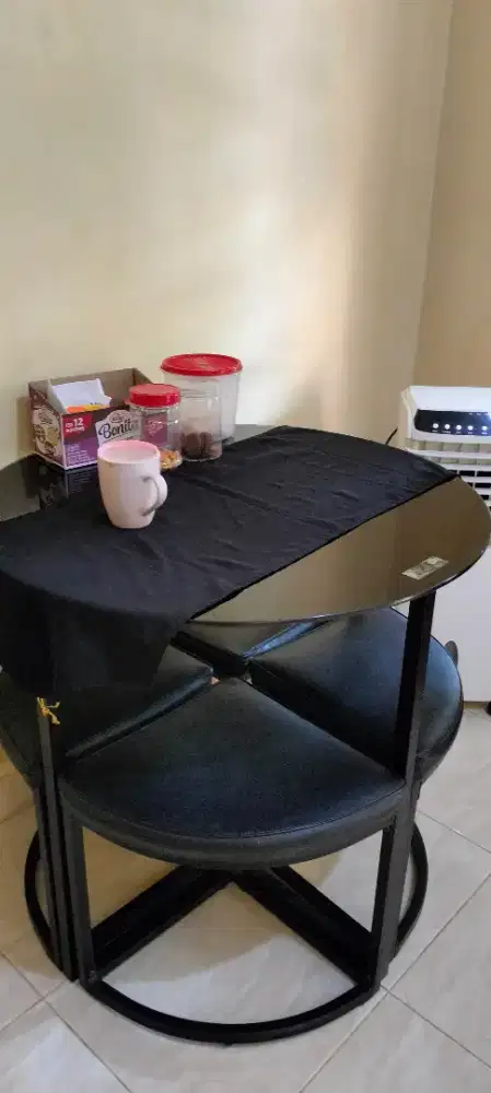 Set meja makan Informa minimalis