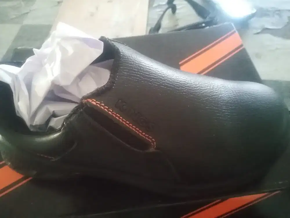 Sepatu safety merk king's