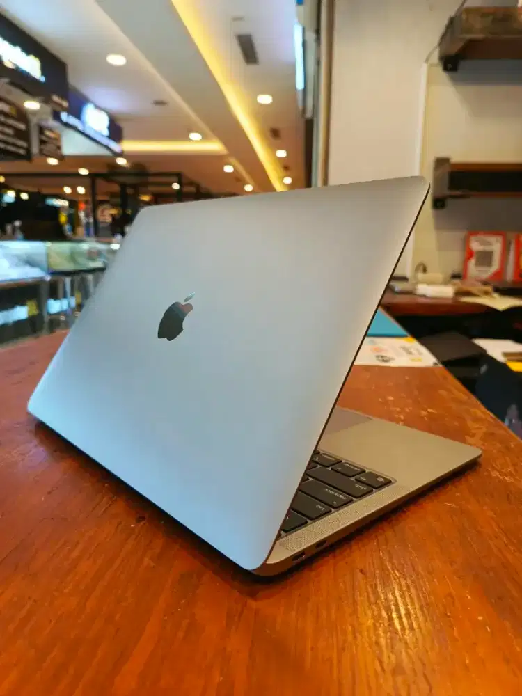 Macbook Air M1 13 inch 2020 Grey
‎
‎Chip apple M1
‎ (8/256)