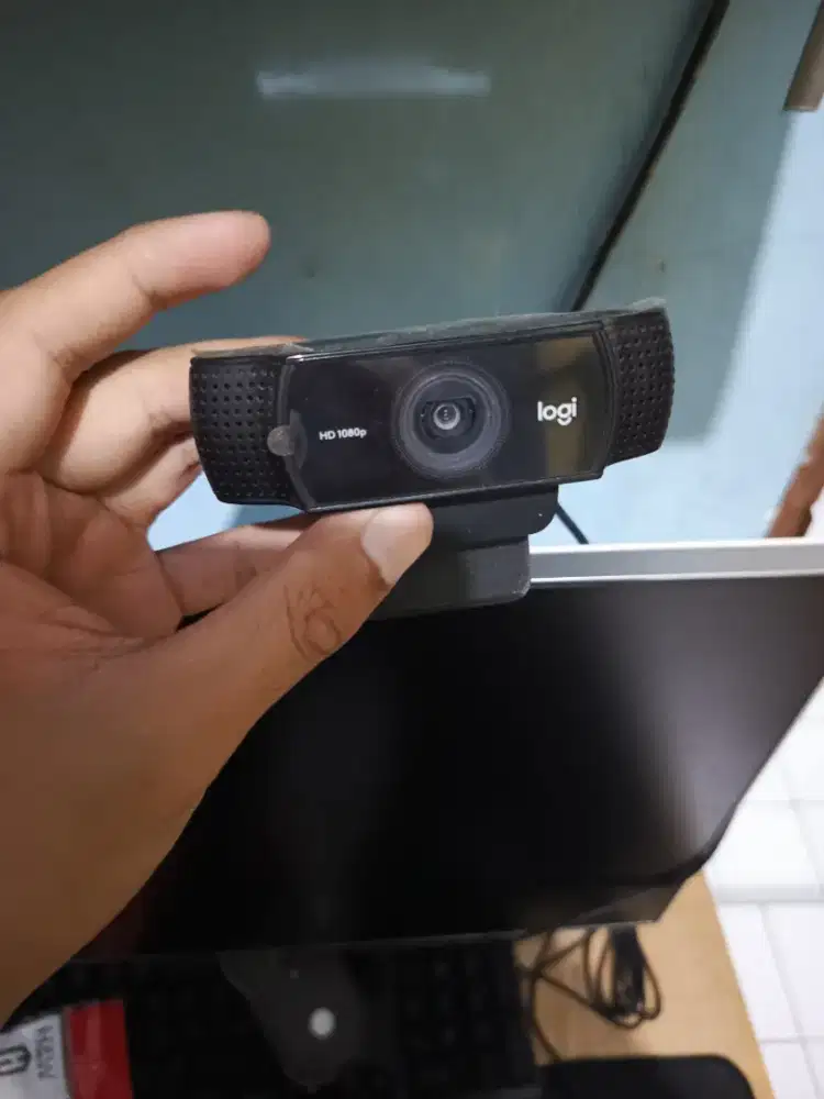 Jual monitor LG 24MP88HM-S, ukuran 24 inci. Dan webcam Logitech C920 P
