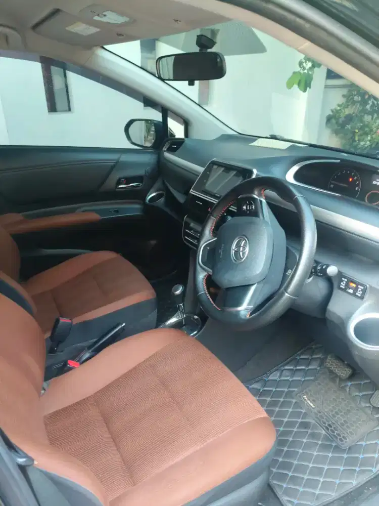 Toyota sienta v 19 matic