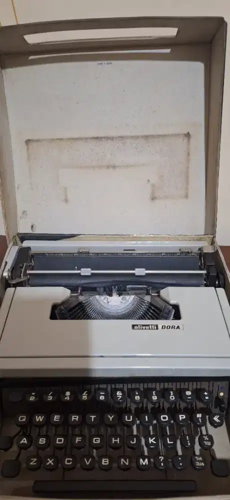 Mesin Ketik Vintage / Jadul Olivetti Dora (Made in Spain)
