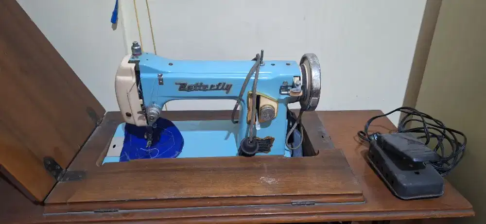 Mesin Jahit Vintage / Classic Merk Butterfly retro dengan Meja Kayu