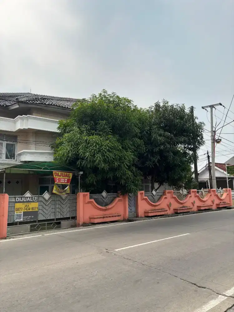 RUMAH + 3 RUKO, SIAP DIKEMBANGKAN JADI USAHA KOS-KOSAN