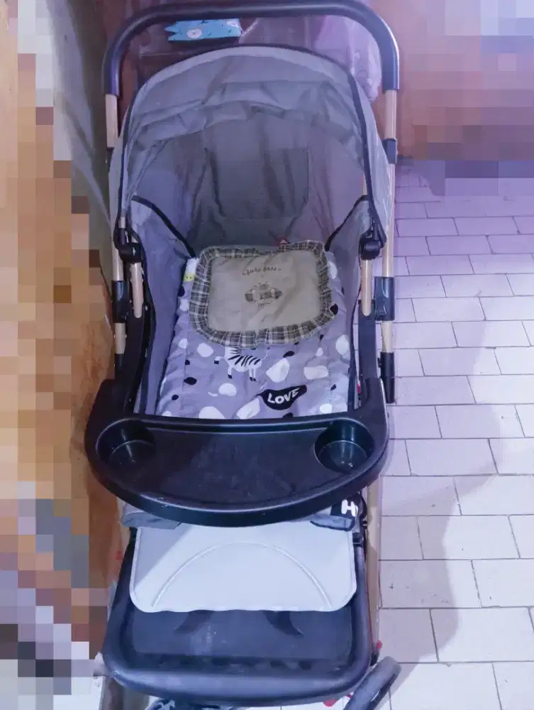 Di jual stroller bayi kondisi bekas seperti baru