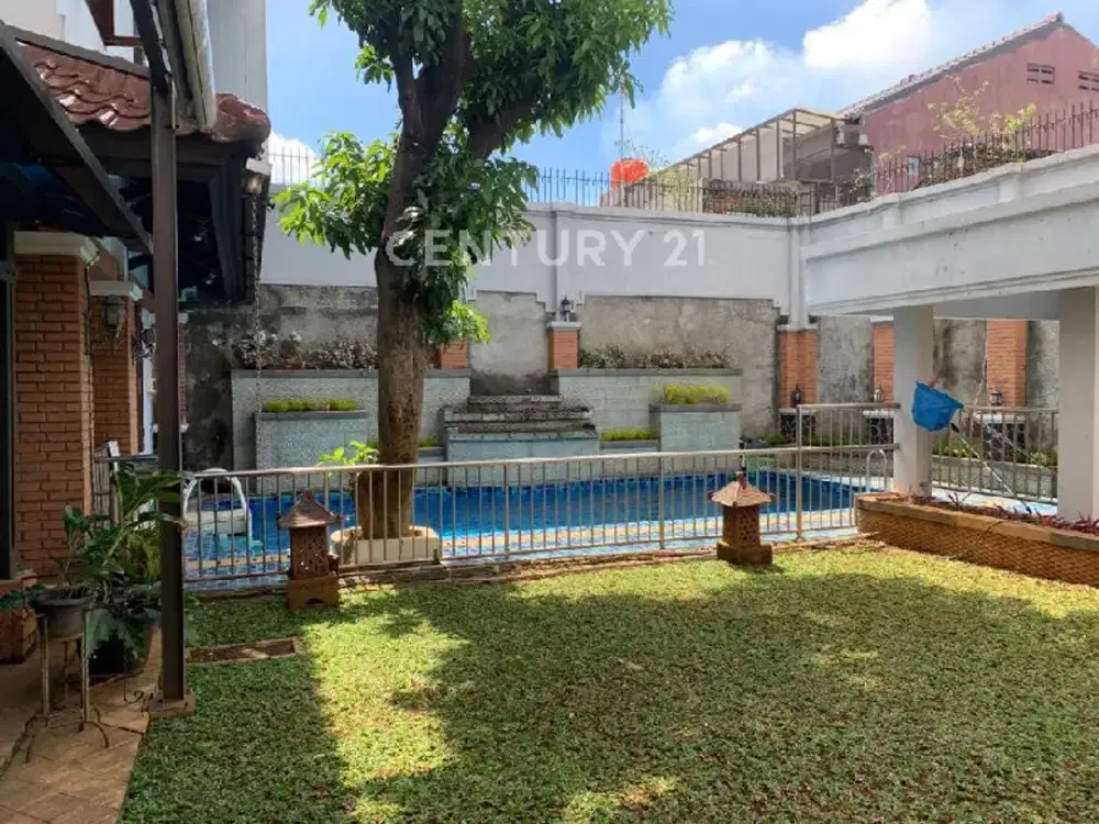 Rumah Luas Di Cawang Kramat Jati Ada Kolam Renang