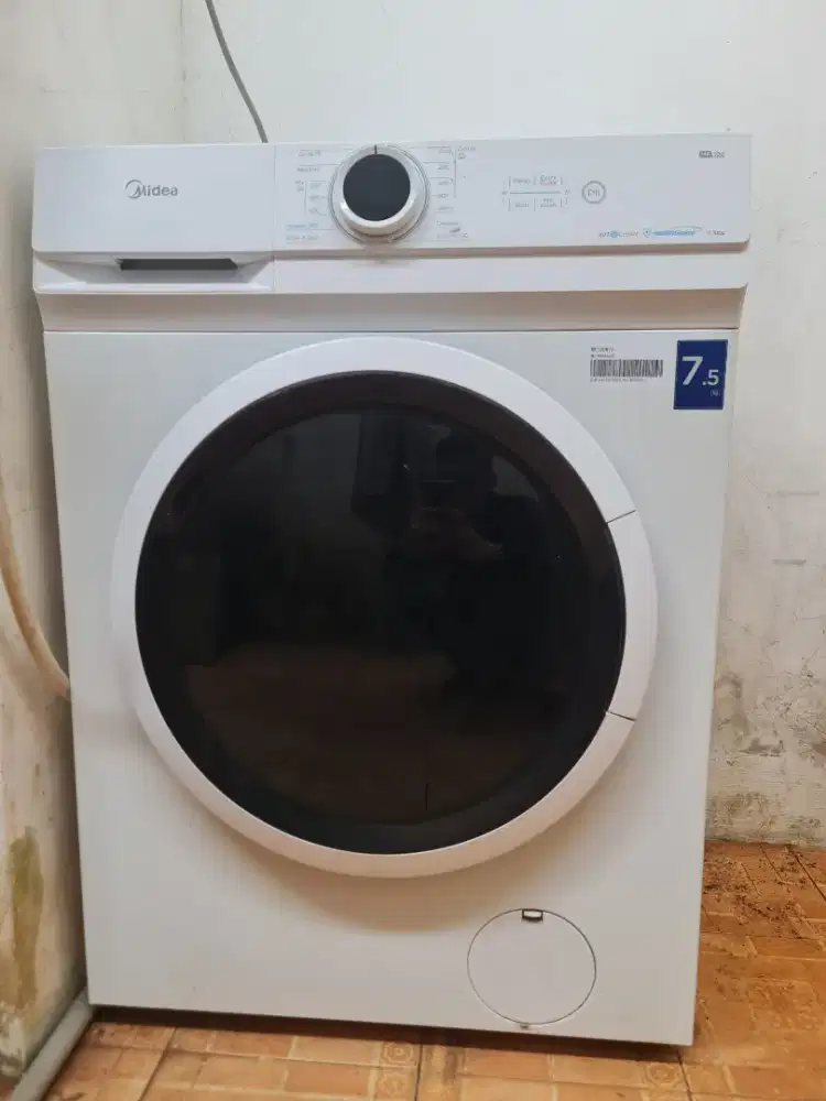 Mesin cuci midea 7.5kg Masih mulus belum pernah servis