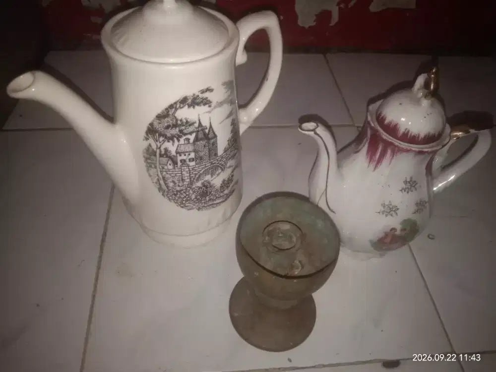 2 teko hiasan,dan tempat pas lilin bahan logam kuningan.