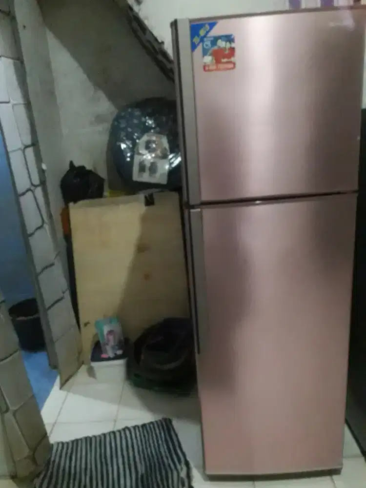 Dijual kulkas 2 pintu merk sharp normal dingin beku hrg 1,4jt