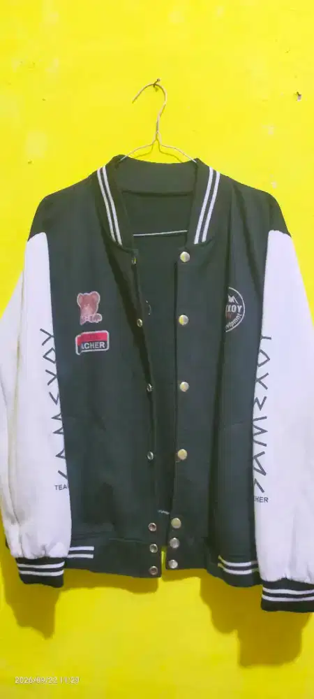 sweater warna hitam putih