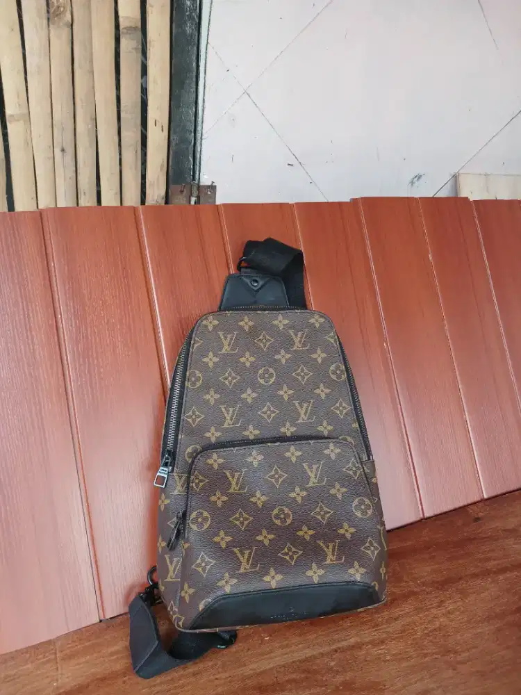 Di jual tas kulit selempang Louise Vitton