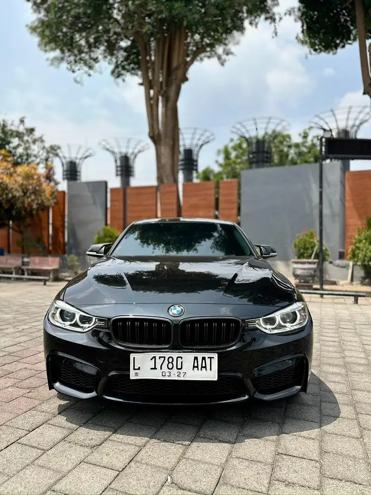 BMW F30 320i 2015 nik 2014 LOW KM !