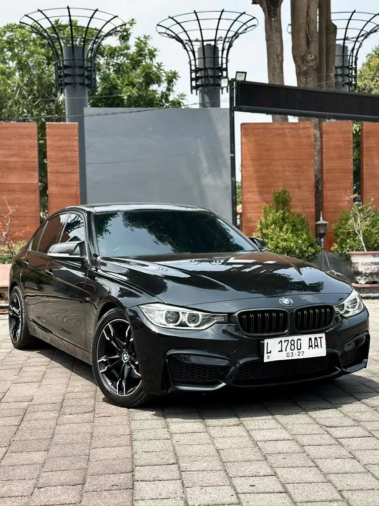 BMW F30 320i 2015 nik 2014 LOW KM !