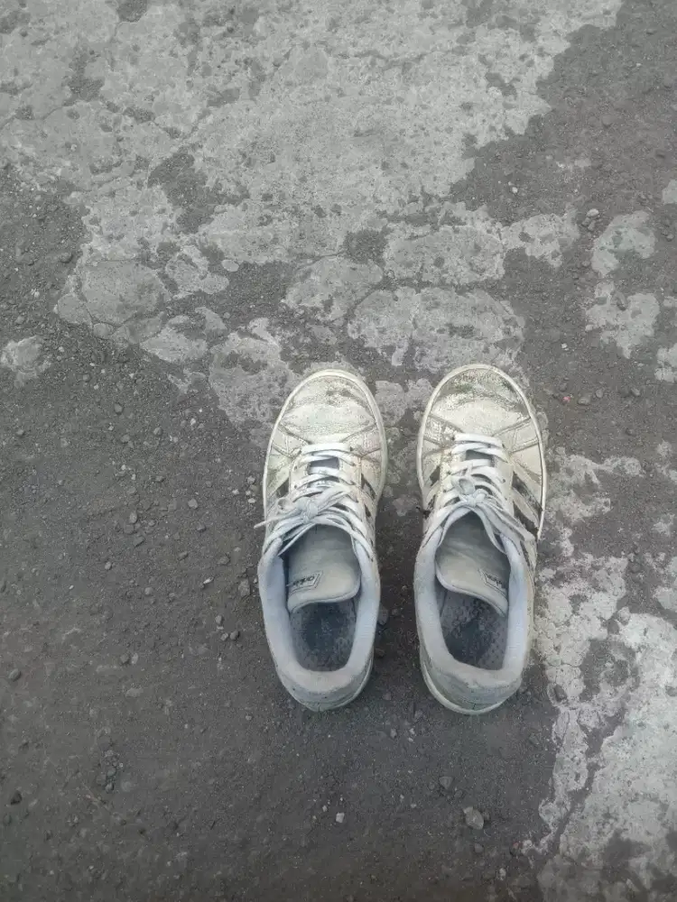 Dijua sepatu merek Adidas ori..