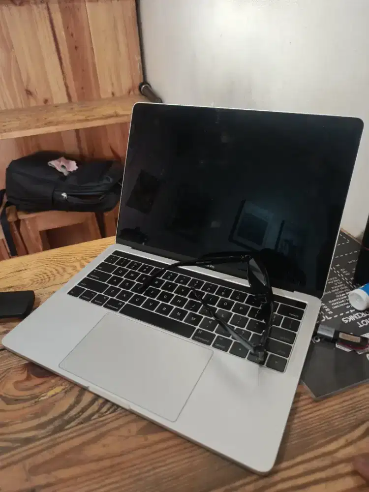 Macbook pro 2017 8/256 i5 ada minus