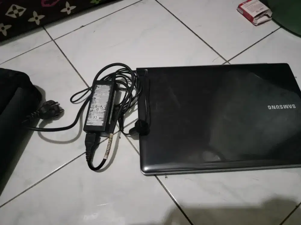 Laptop Samsung 14 Inch Hitam Glossy Bekas Siap Pakai Bonus Chargertas