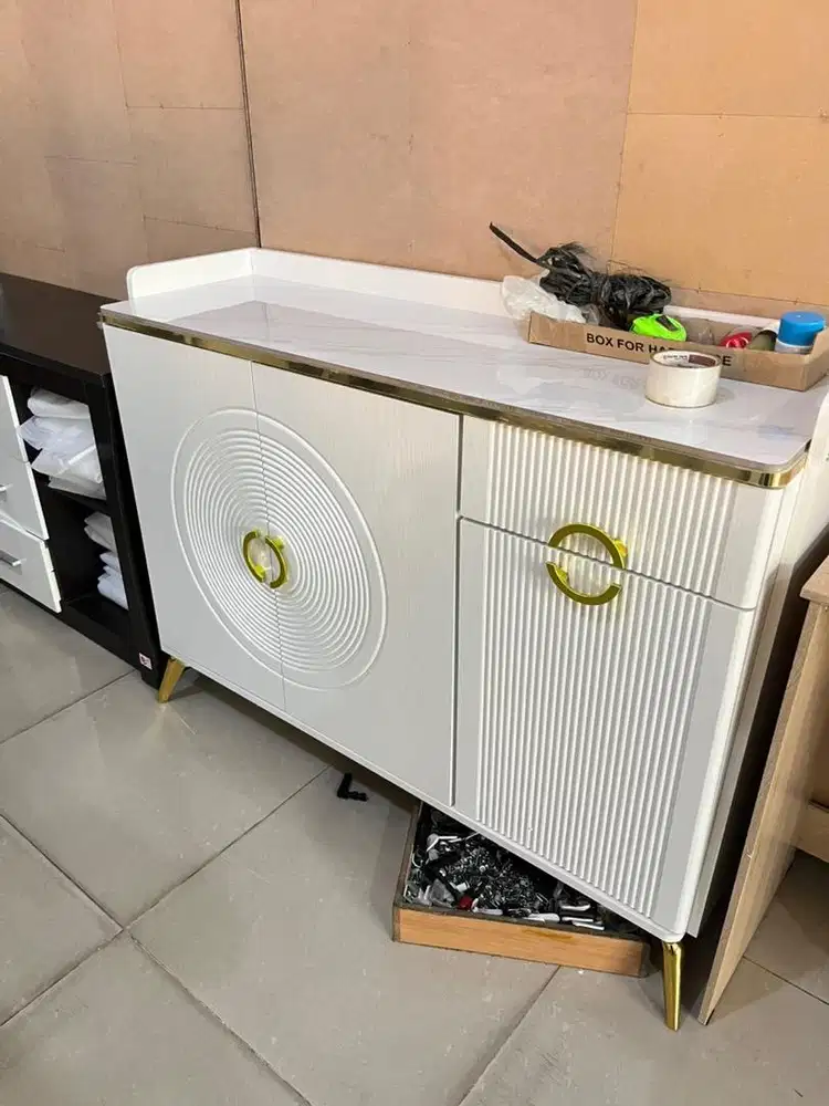 Meja TV plat besi