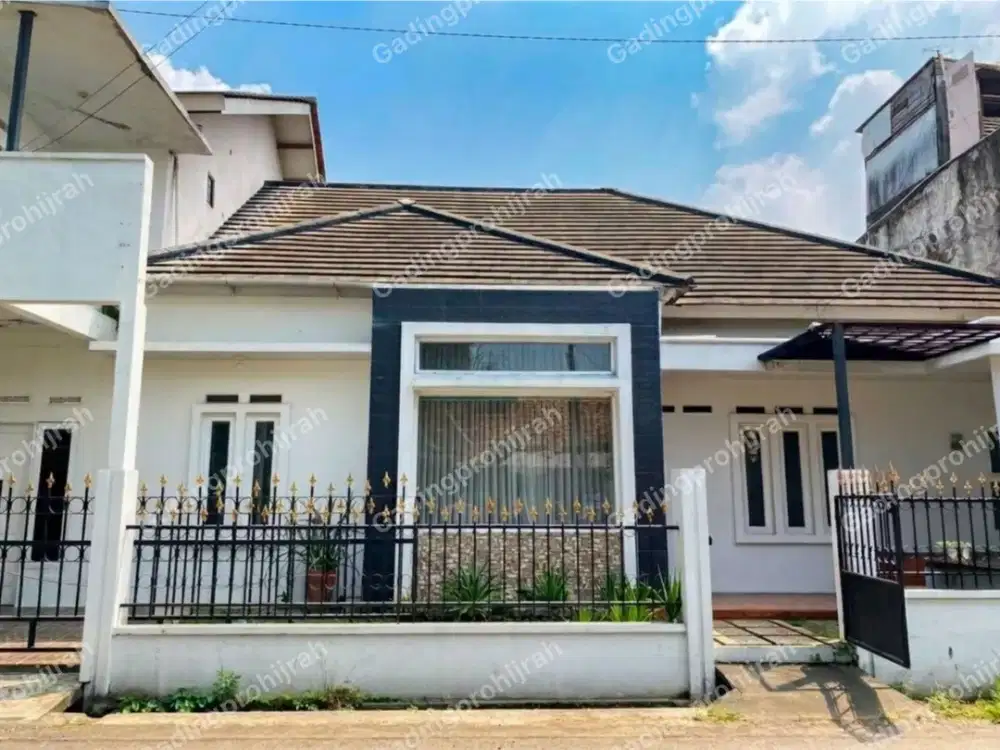 Dijual Rumah 2 Lantai Terawat Luas Siap isi Barang Di Komplek Baturaden, Ciwastra Bandung