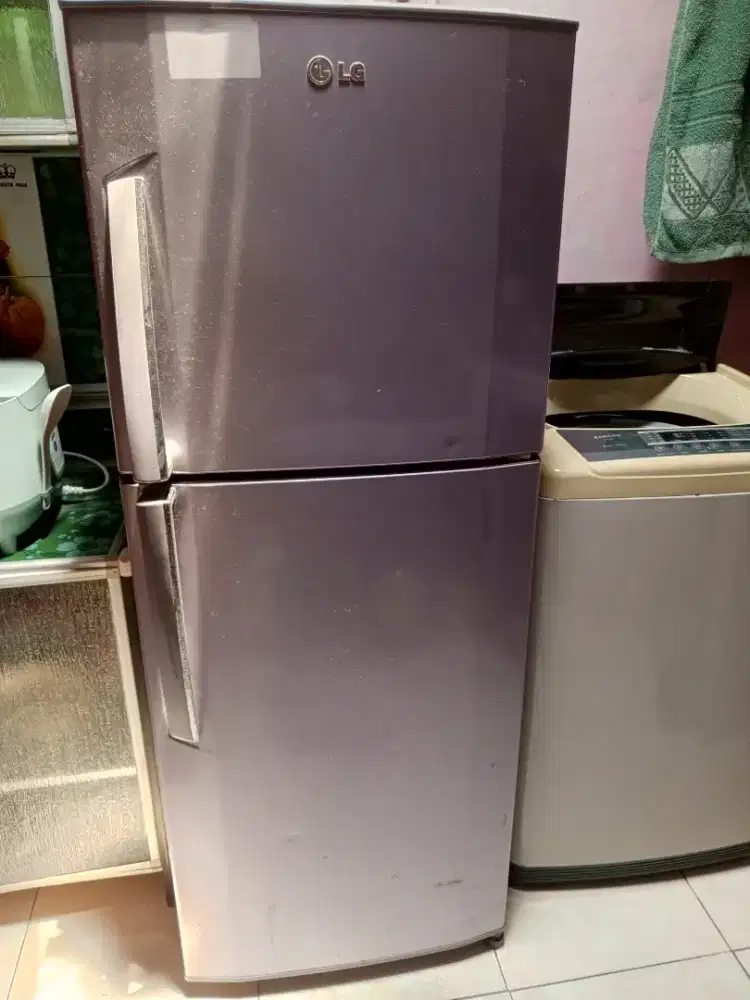Di jual kulkas 2 pintu LG