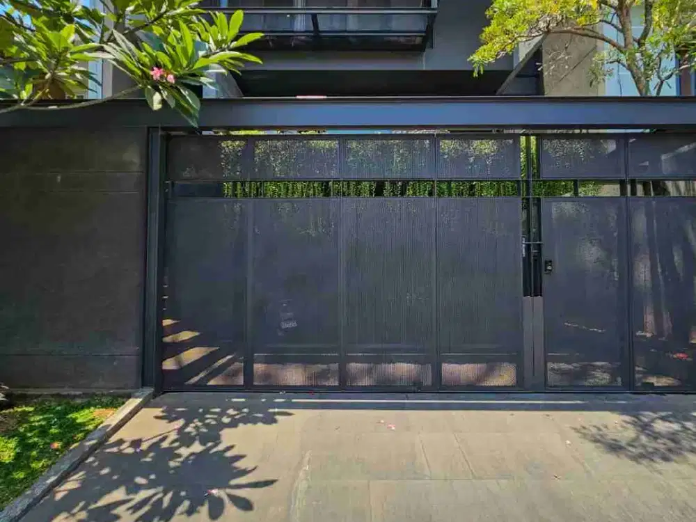 FOR SALE PONDOK INDAH
JAKARTA SELATAN

MODERN HOUSE
CONTEMPORER DESIGN ARCHITECT BY
NATANEKA INTERIOR DESIGN BY CASA NOBLE
RAKA


Luas Tanah 200 m²
Luas Bangunan 400 m²
Bangunan 3,5 lantai + Rooftop Lounge
Kamar Tidur 3
Kamar Mandi 2
Kamar Tidur Pembantu