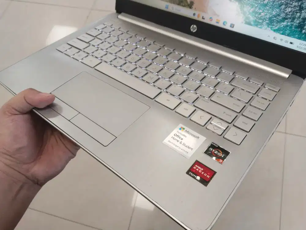 Dijual laptop HP 14s AMD RYZEN 3 Ram 8GB SSD 256GB Win 11 Keybod nyala