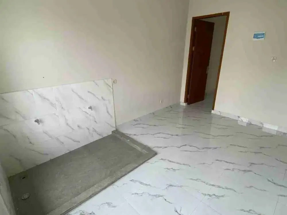 Rumah baru dengan desain modern dan ruang yang luas cocok untuk keluarga yang membutuhkan hunian nyaman dengan banyak kamar