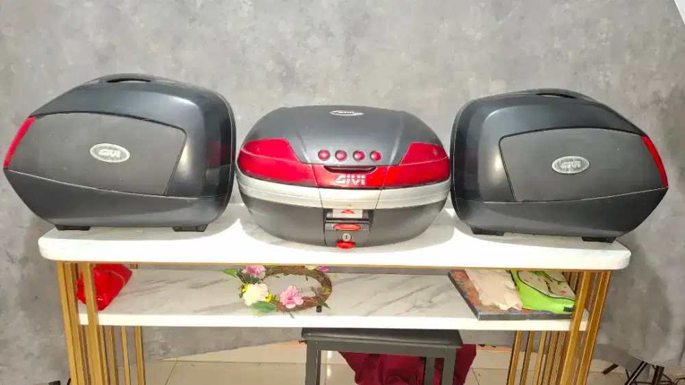 Dijual Set Box Motor Givi Preloved (Top Box & Side Box Original)