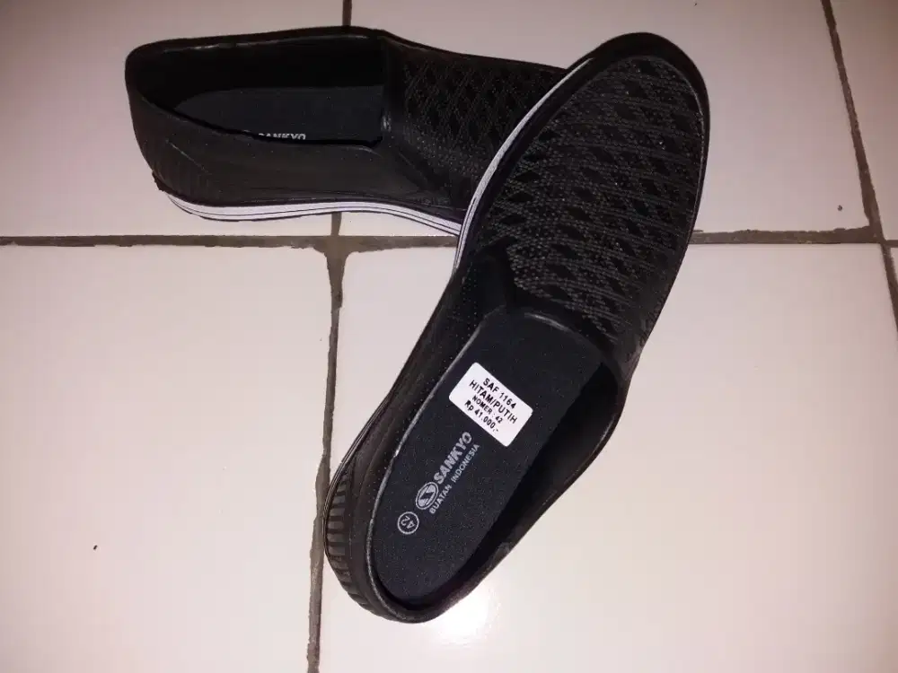 Sepatu pria karet