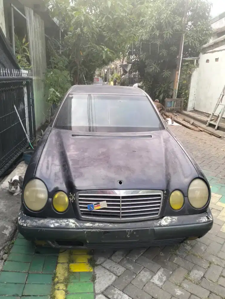 Dijual  cepat murahh MERCEDES BENZ E210 tahun 1997