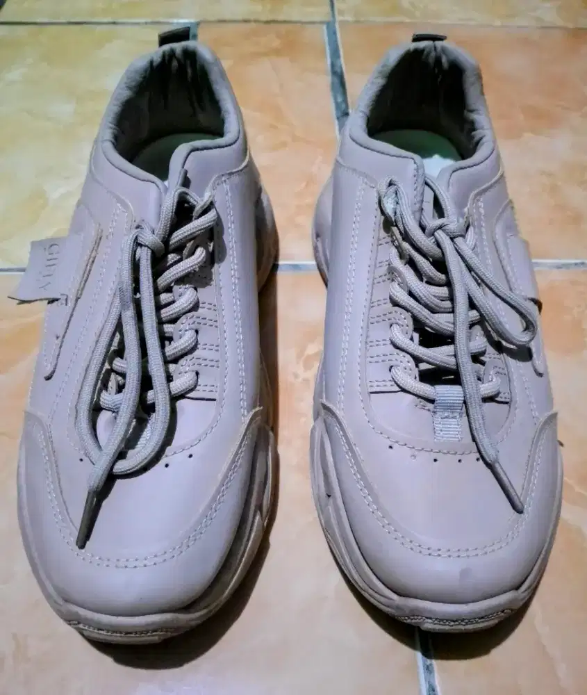 Sepatu perempuan