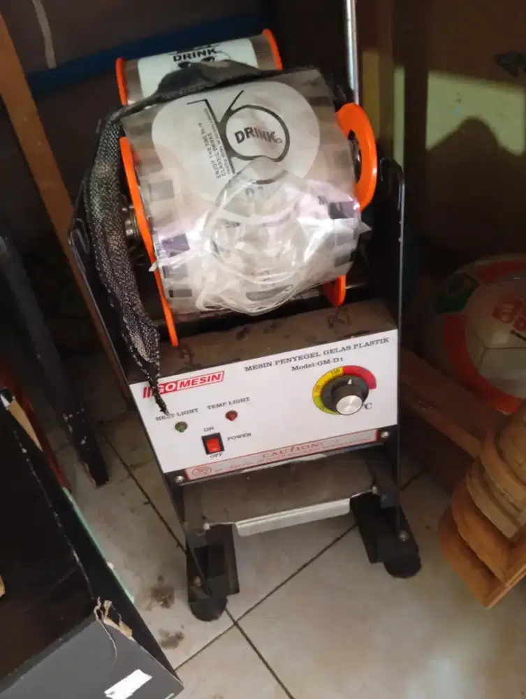 Mesin penyegel gelas plastik