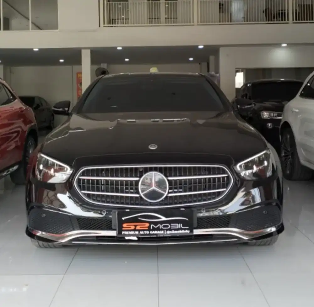 MERCY E200 2.0 AVANTGARDE 2023 Hitam
