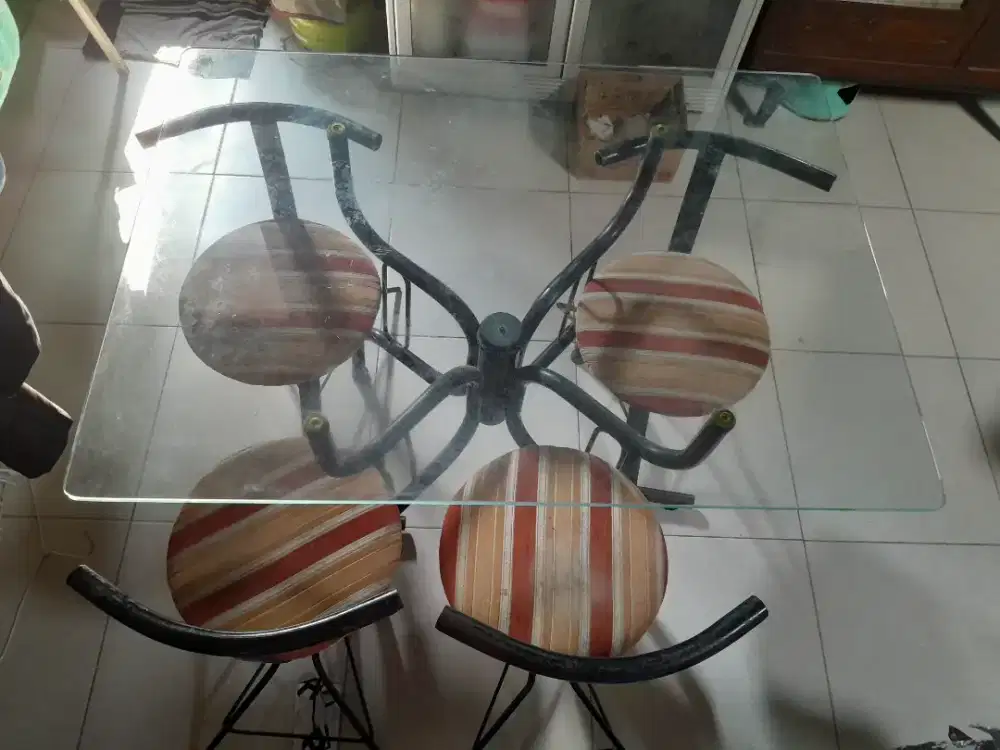 Meja makan 4 kursi