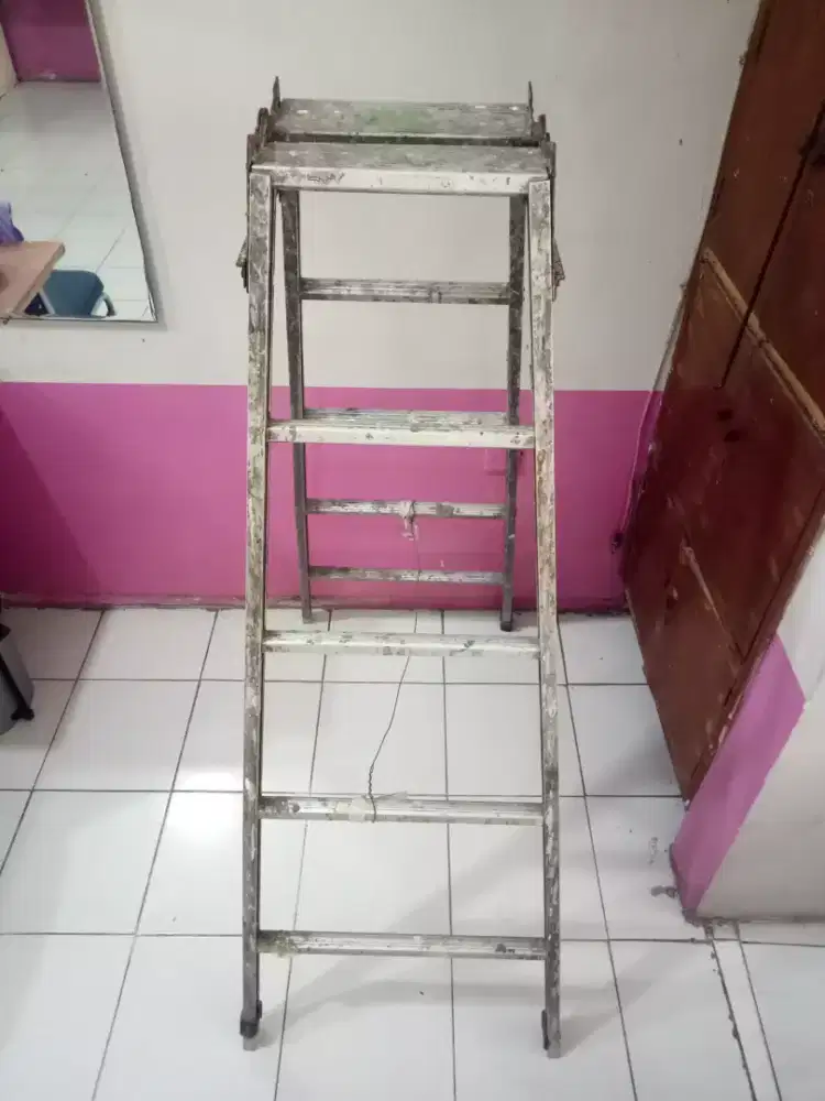Tangga lipat siap kerja
