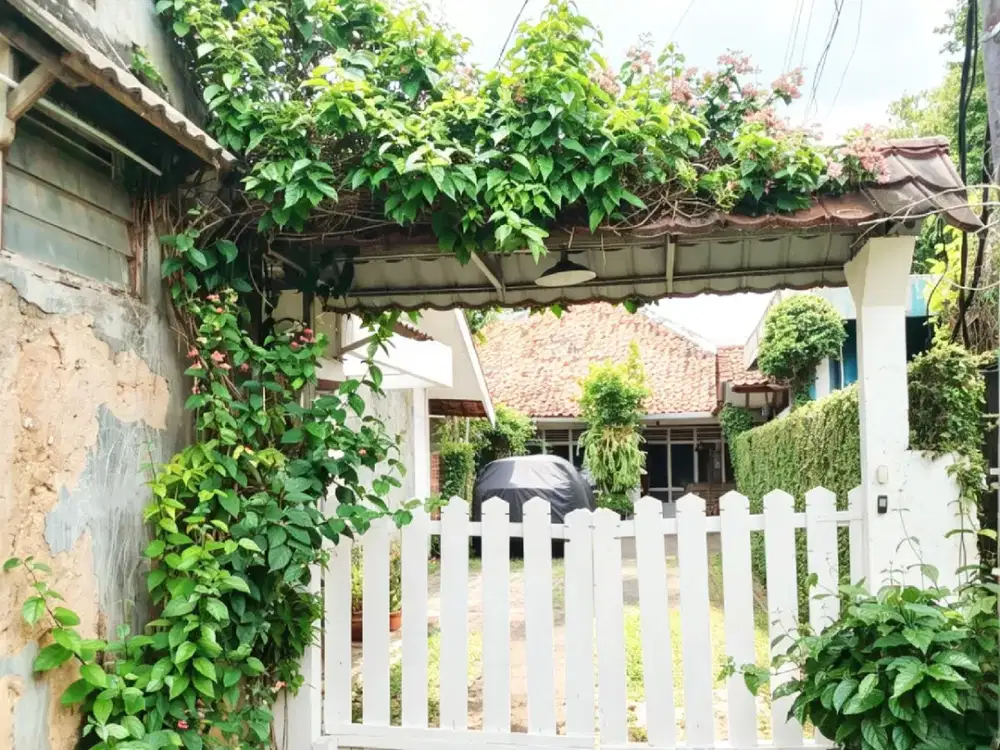 DISEWA RUMAH DGN PAVILION SANGAT STRATEGIS COCOK UTK KANTOR, LOKASI DI JALAN RAYA, DEKAT MRT H.NAWI