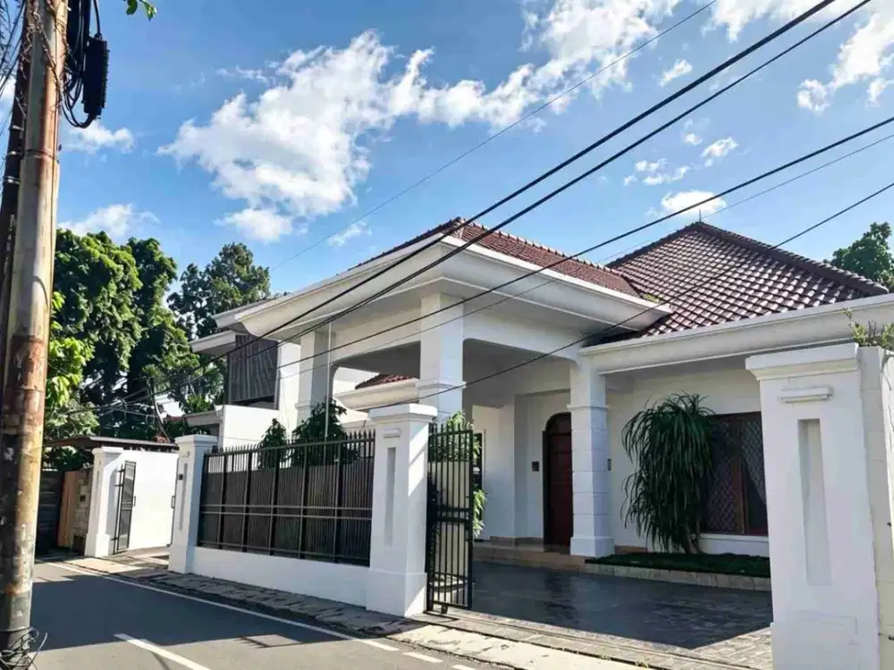RUMAH MEWAH SIAP HUNI DI LEBAK BULUS DEKAT STASIUN MRT FATMAWATI