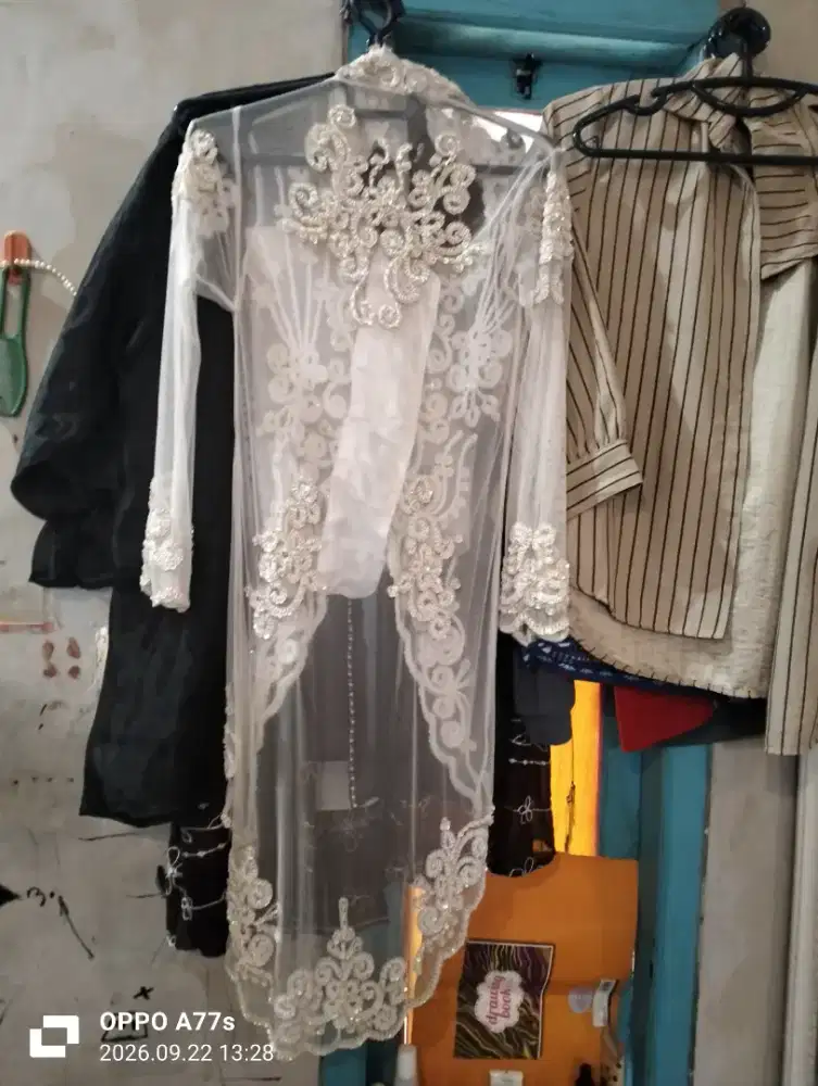 Kebaya pengantin putih