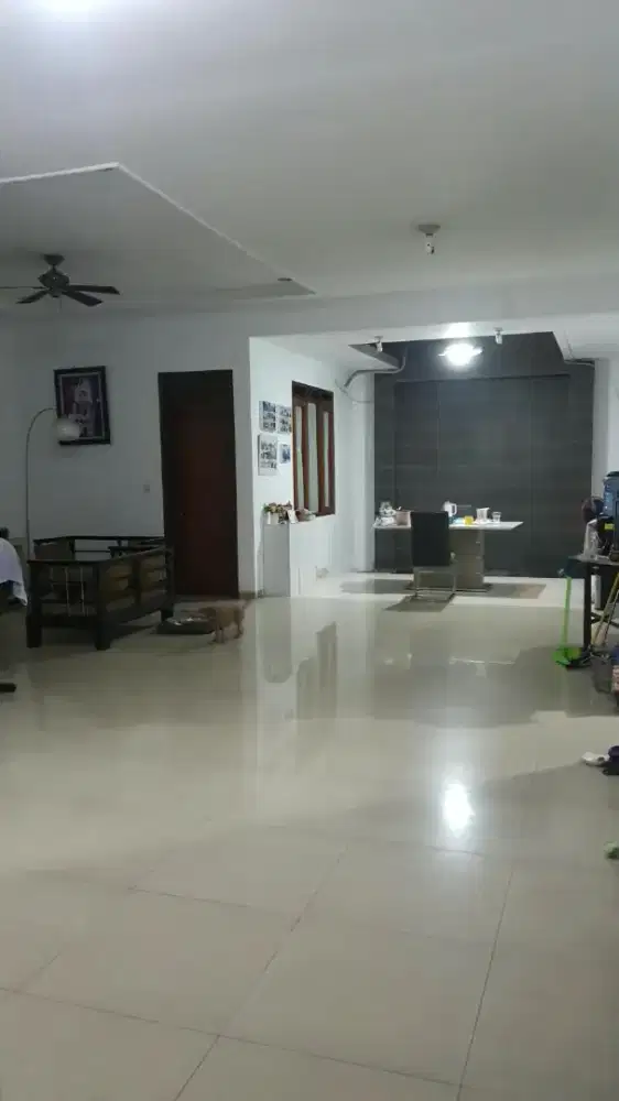 Disewakan rumah terawat luas dan nyaman strategis di Singgasana Bdg