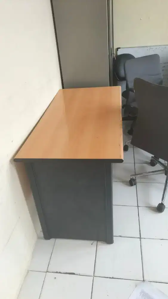 Meja dan Kursi Kantor