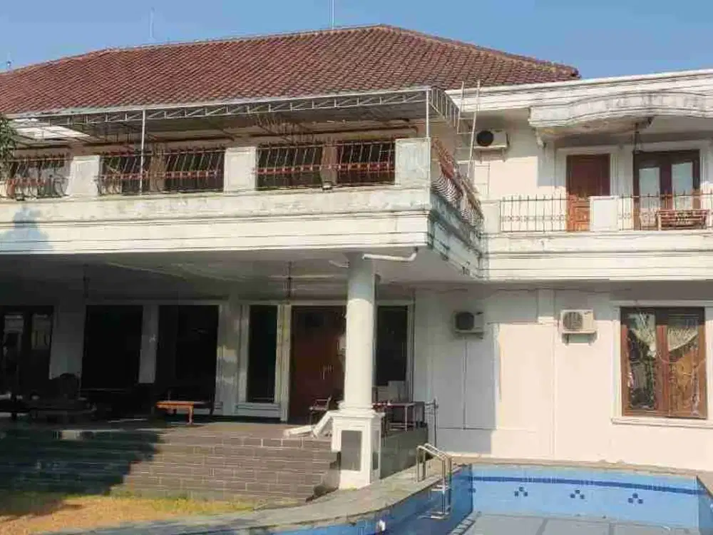 RUMAH MEWAH KOLAM RENANG