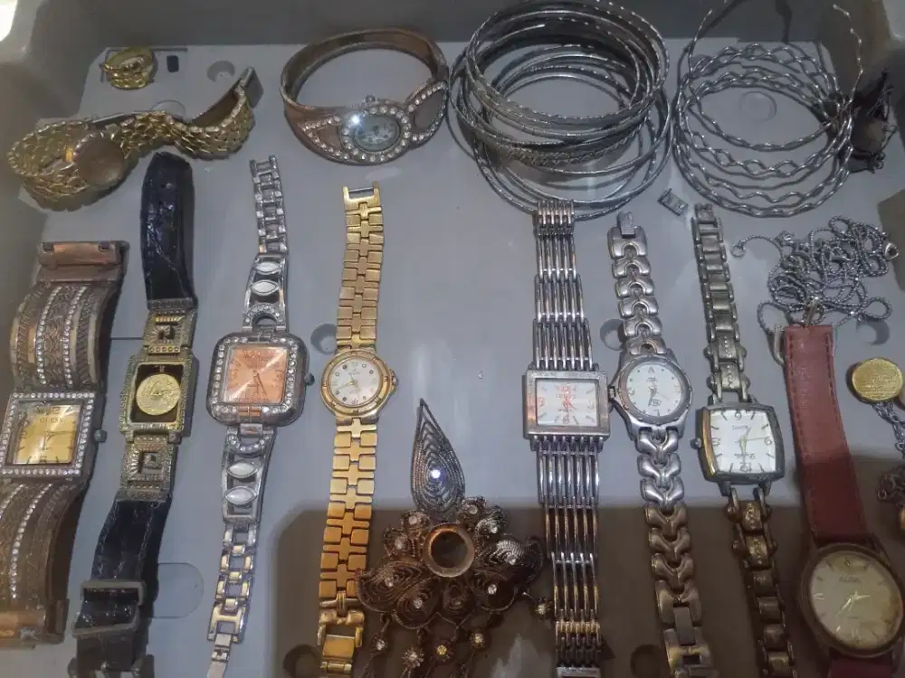 Jam jadul dan perhiasan