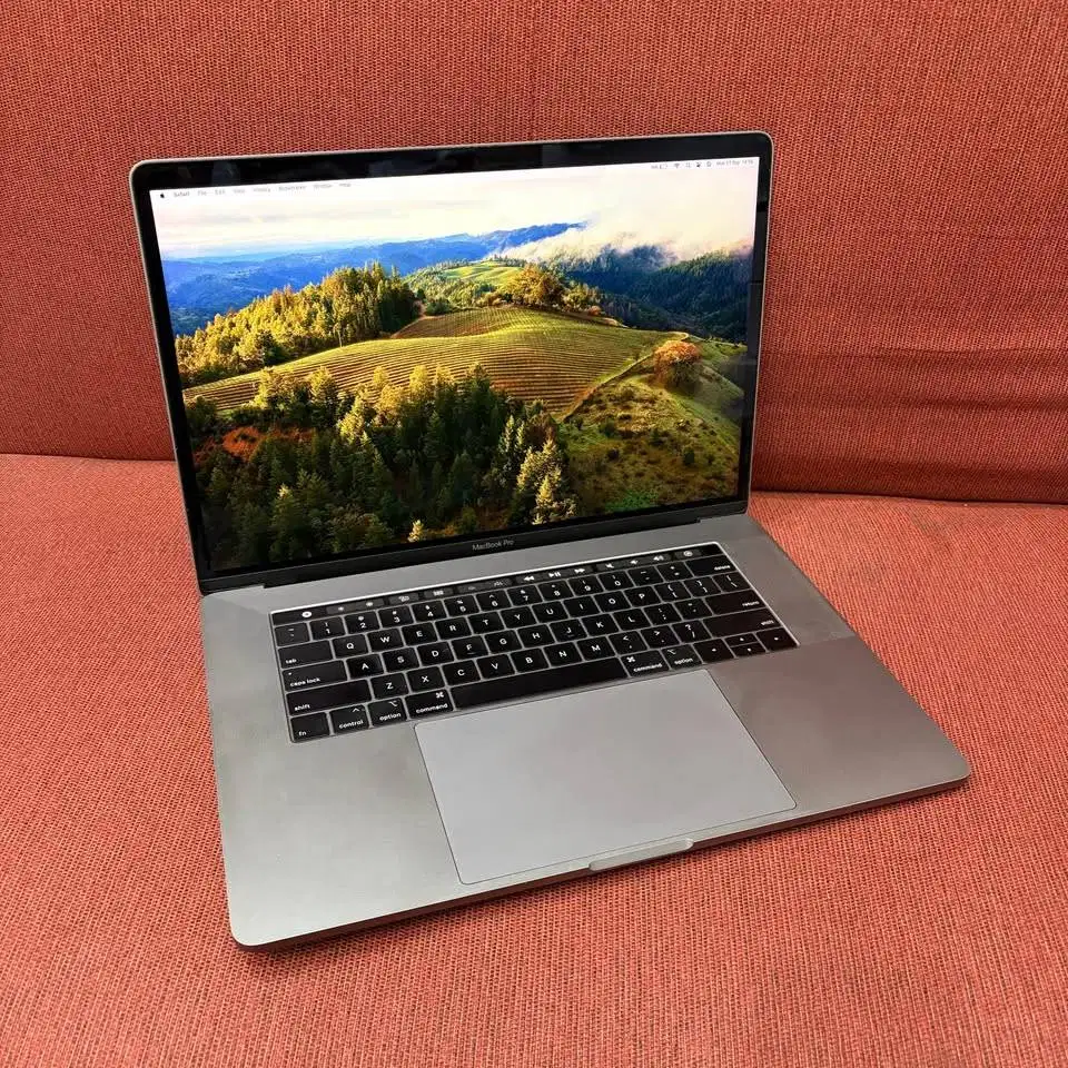 MacBook Pro 15 inch 2018 i7 RAM 16/512GB