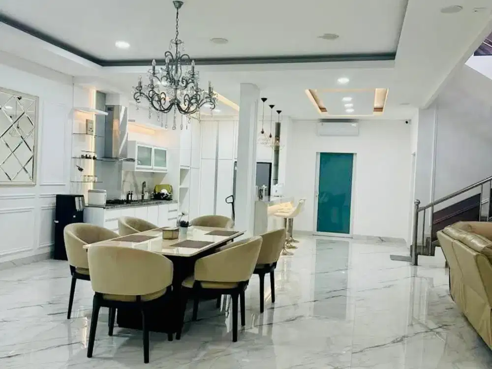 Disewakan Rumah Baru Renovasi Citra Garden 2 Interior Classic 3 Lantai - 5BR (T/B 240 m² / 550 m²) SHM, 295 Juta/Tahun, Kalideres, Jakarta Barat